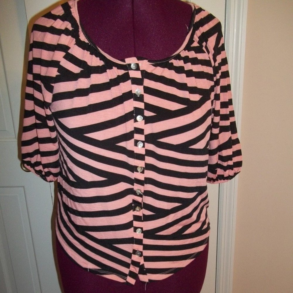 RUE 21 LADIES SIZE S. BUTTON UP TOP STRIPED PEACH & BLACK 3/4 SLEEVES SLINKY